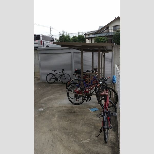 現地周辺 (屋根付き駐輪場)