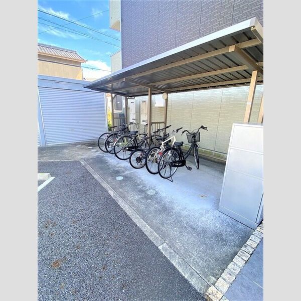 現地周辺 (駐輪場)
