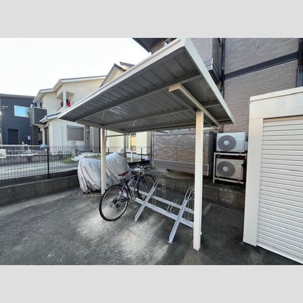 現地周辺 (屋根付き駐輪場)