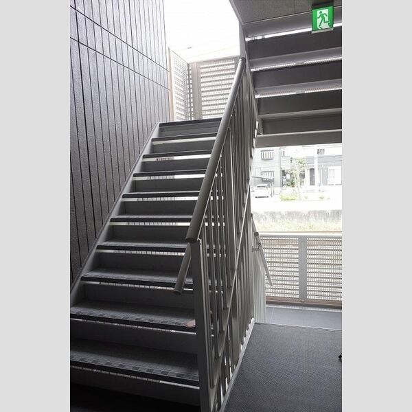 現地周辺 (共用階段)