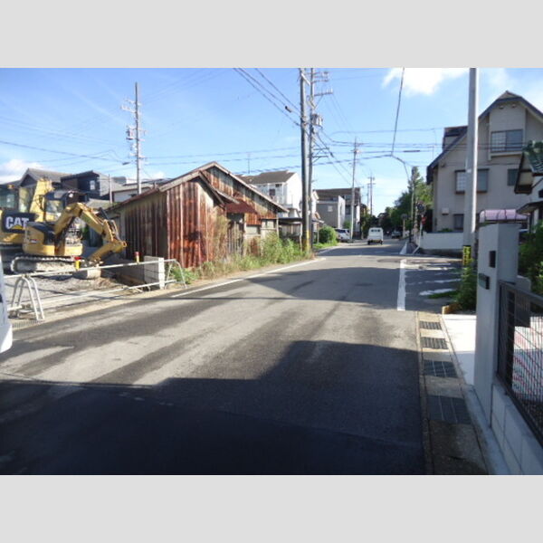 現地周辺 (全面道路)