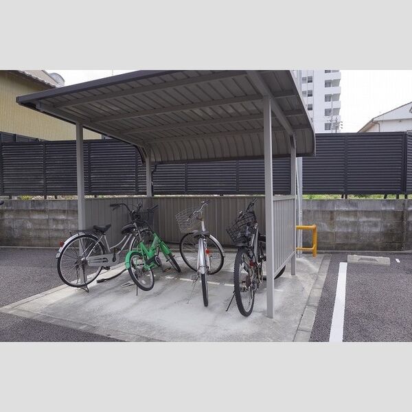 現地周辺 (駐輪場)