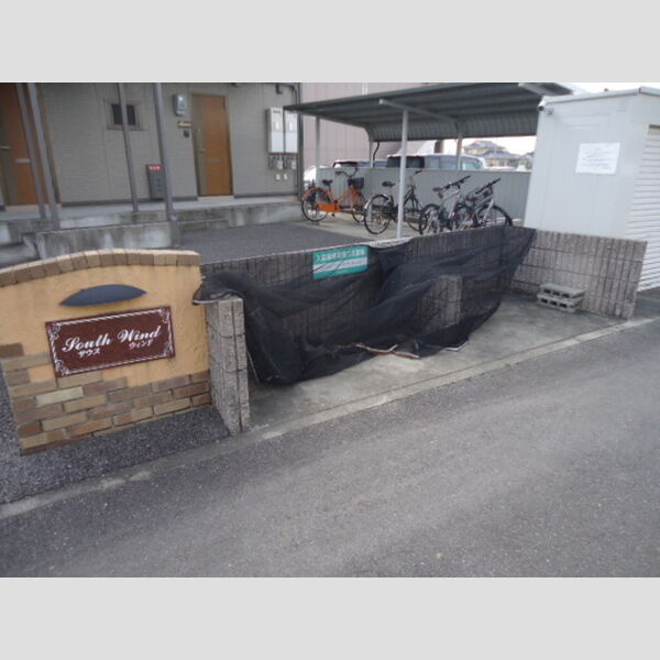 現地周辺 (敷地内ゴミステーション)