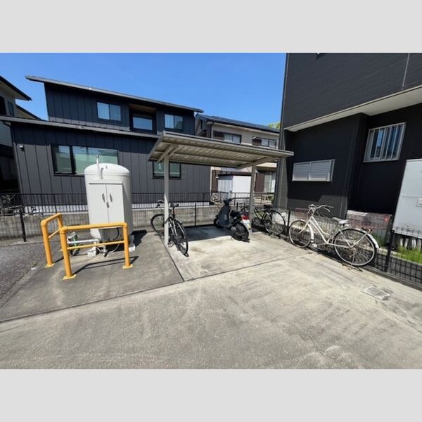現地周辺 (屋根付き駐輪場)