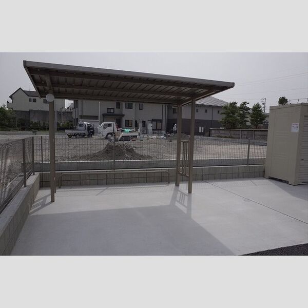 現地周辺 (駐輪場)