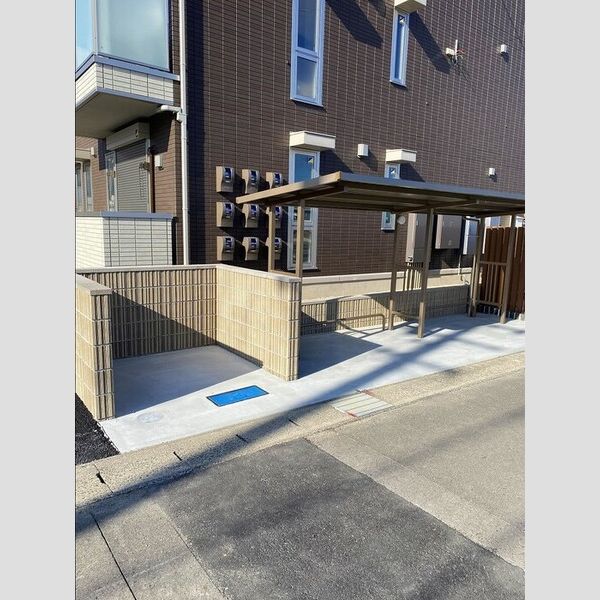 現地周辺 (駐輪場、ゴミ捨て場)