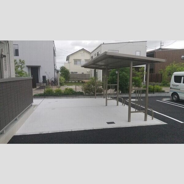 現地周辺 (屋根付き駐輪場)