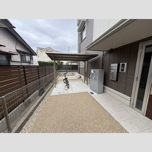 現地周辺 (屋根付き駐輪場)
