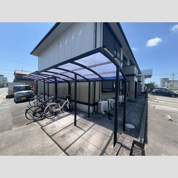 現地周辺 (屋根付き駐輪場)