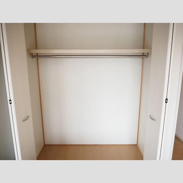 収納 (洋間南　クローゼット)