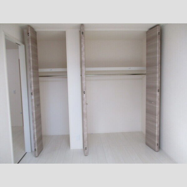 収納 (洋間南クローゼット)