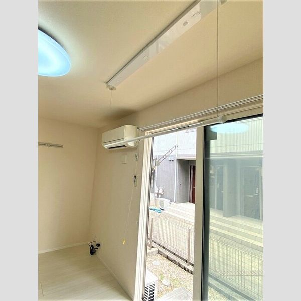 その他設備 (室内物干し&エアコン)