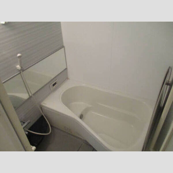 バス (浴槽の広いタイプの浴室です)