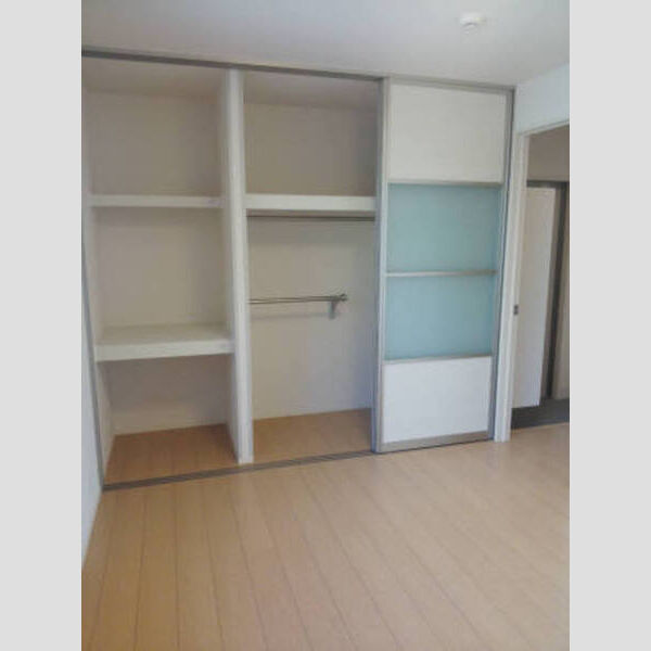 収納 (北洋室のスライドドア式収納)