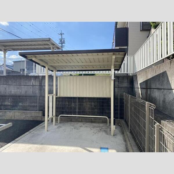 現地周辺 (駐輪場)