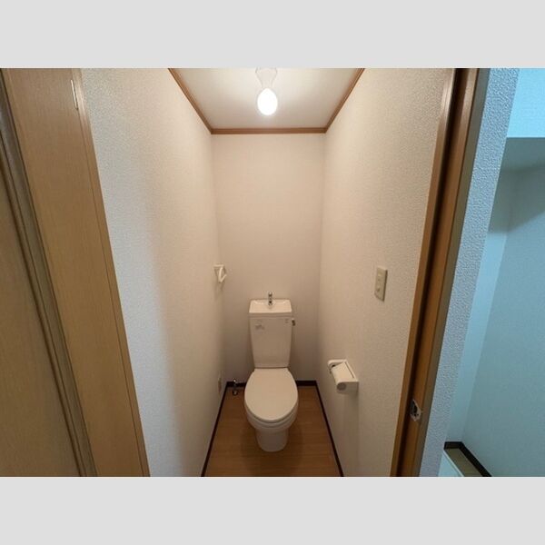 トイレ (トイレ)