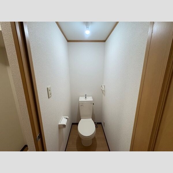 トイレ (トイレ)