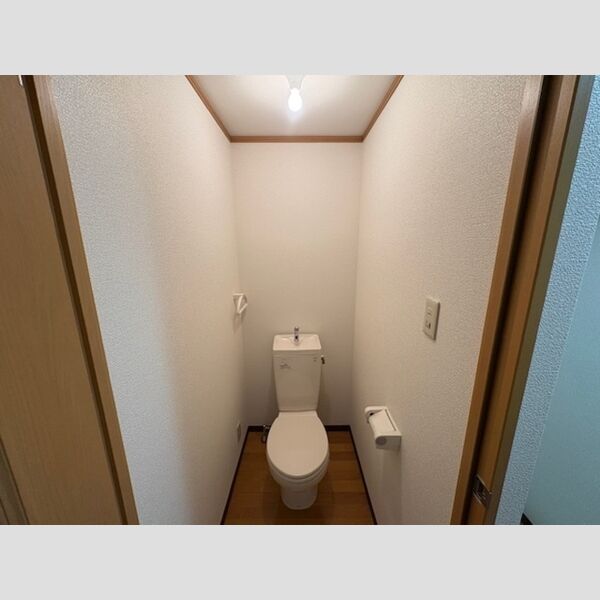 トイレ (トイレ)