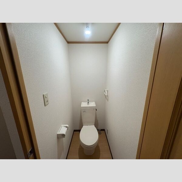 トイレ (トイレ)
