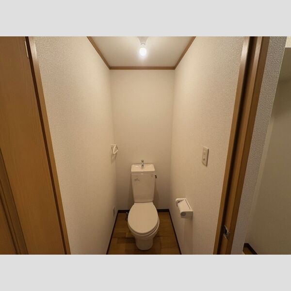 トイレ (トイレ)