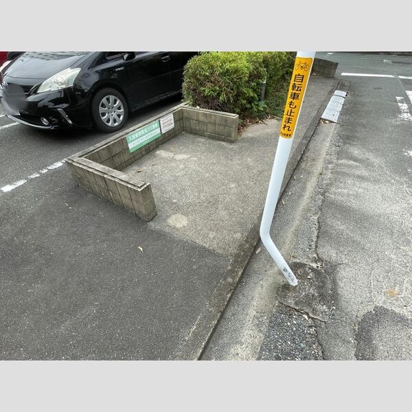 現地周辺 (敷地内ゴミ捨て場)