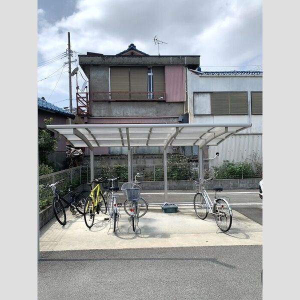 現地周辺 (駐輪場)