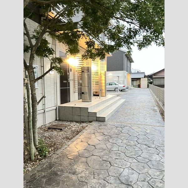 現地周辺 (玄関前)