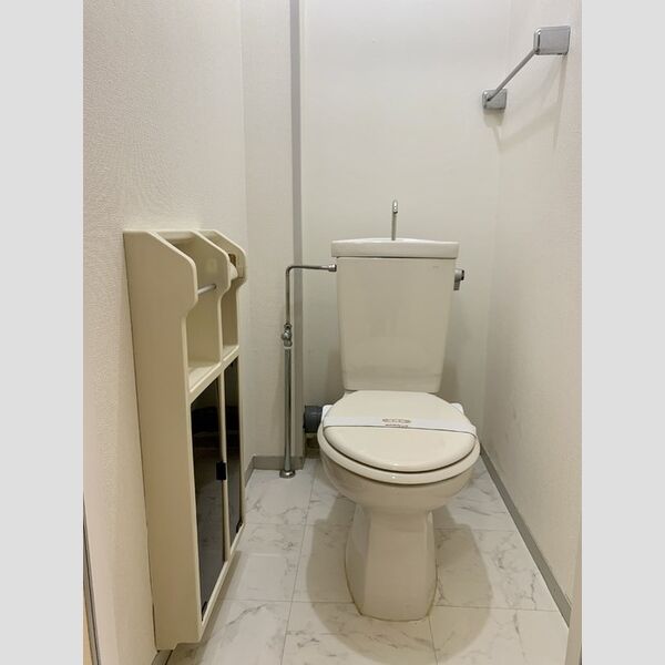 トイレ (トイレ)