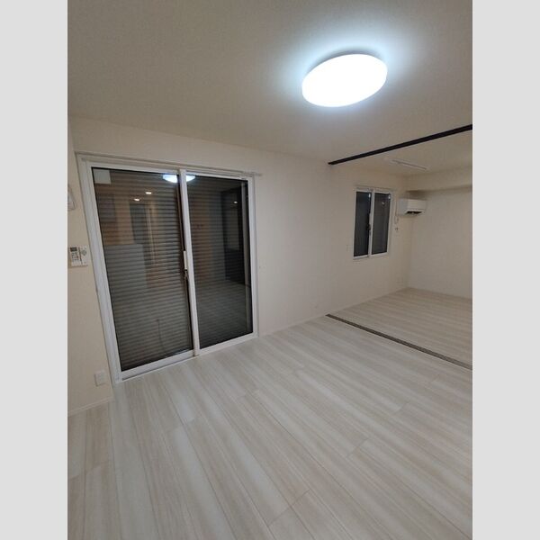 居室・リビング (南側シャッター)