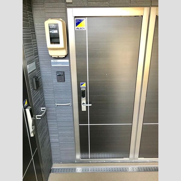 玄関 (雨の日も便利!傘掛け付　玄関♪)