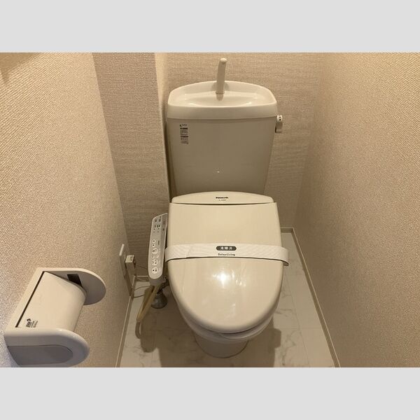 トイレ (トイレ)