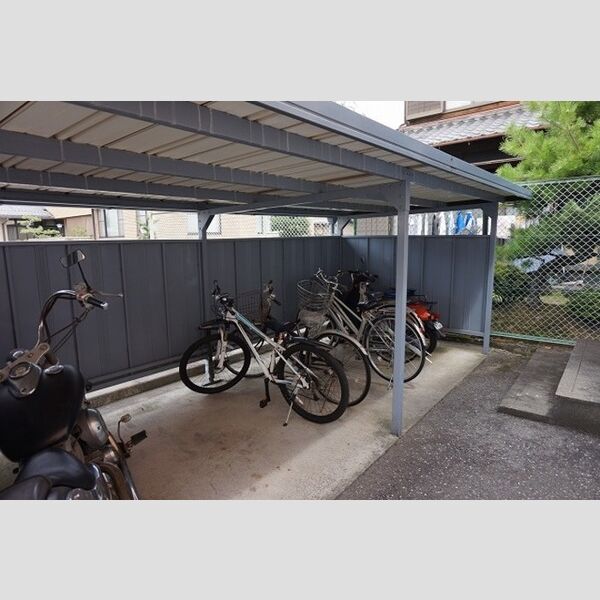 現地周辺 (駐輪場)