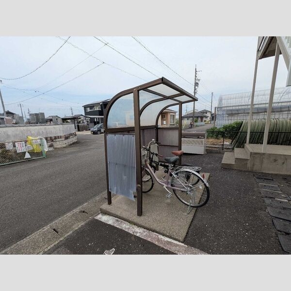 現地周辺 (駐輪場)