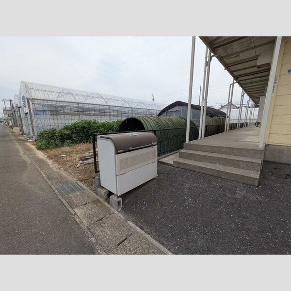 現地周辺 (ゴミ置場)