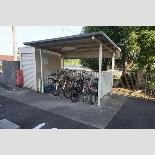 現地周辺 (駐輪場)