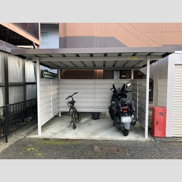 現地周辺 (駐輪場)