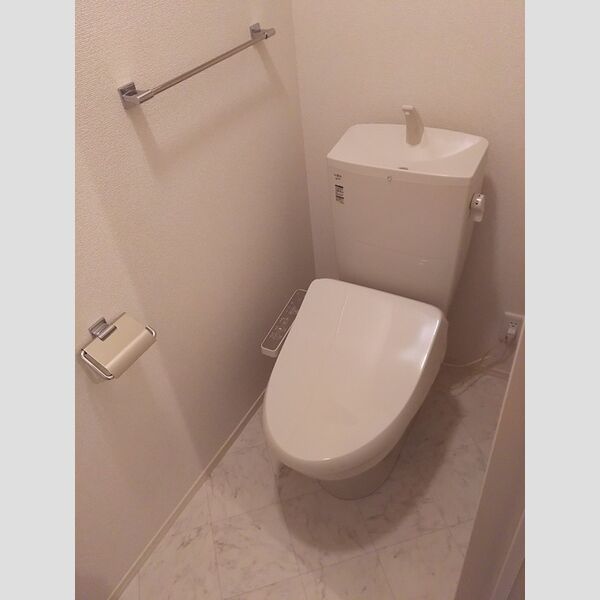 トイレ (温水洗浄暖房便座)