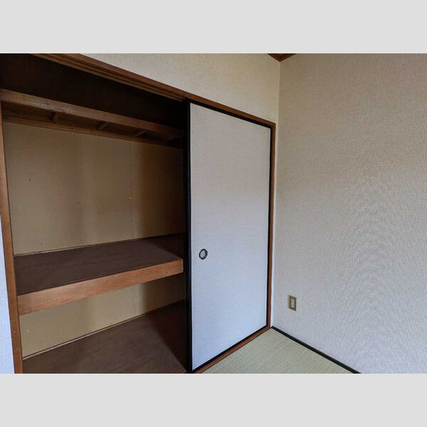収納 (押入)