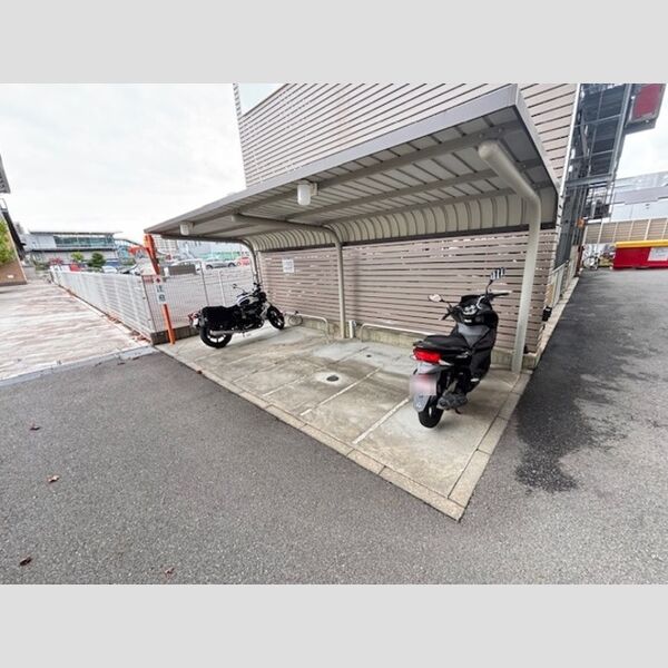 現地周辺 (バイク置場)