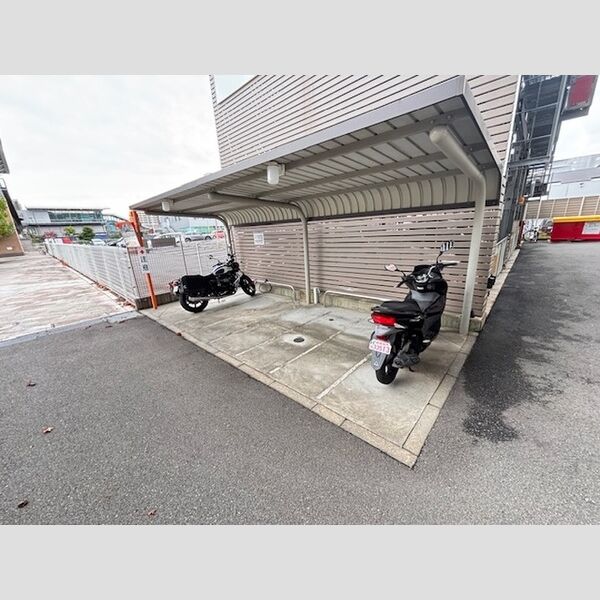 現地周辺 (バイク置場)