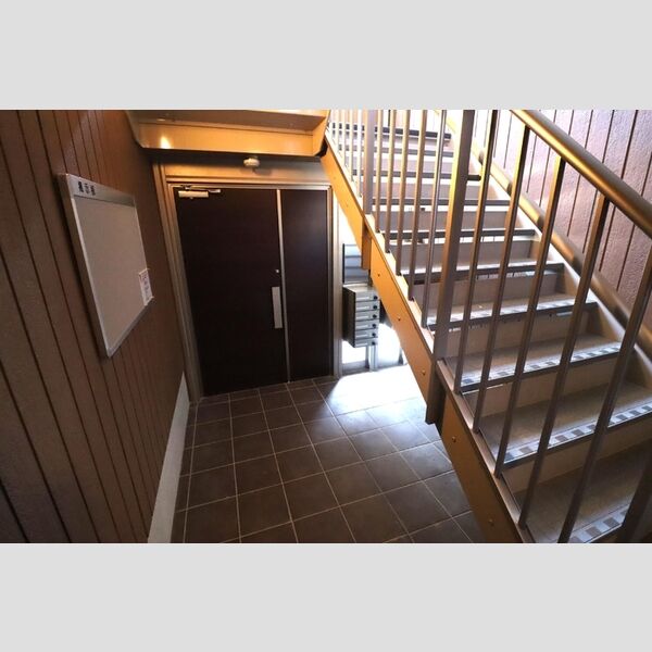 現地周辺 (共用玄関)