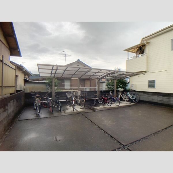 現地周辺 (駐輪場)
