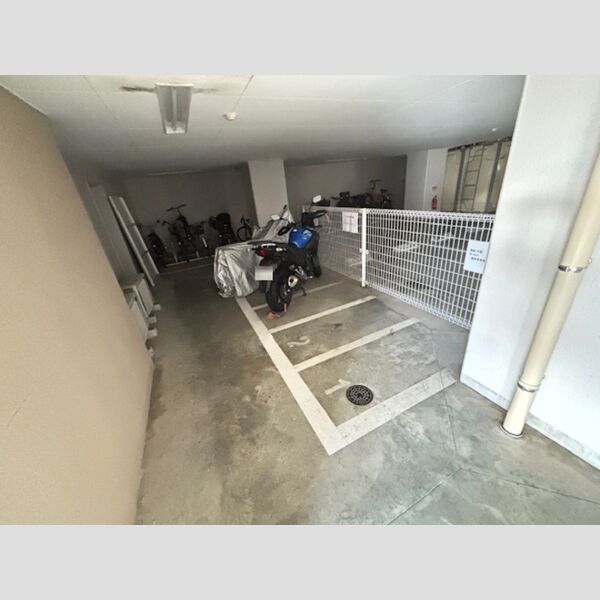 現地周辺 (バイク置場 駐輪場)