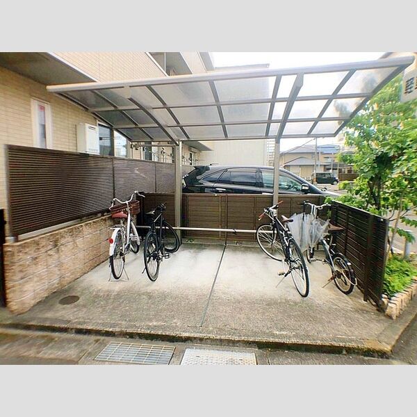 現地周辺 (駐輪場)