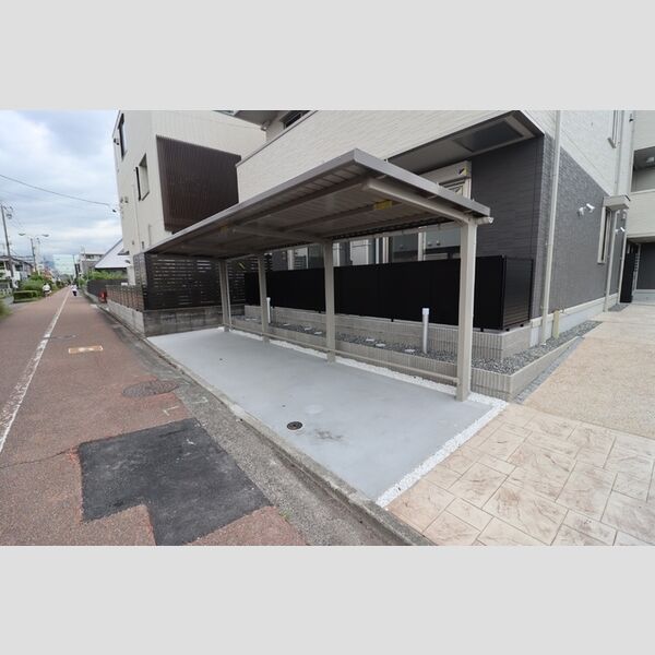 現地周辺 (駐輪場)