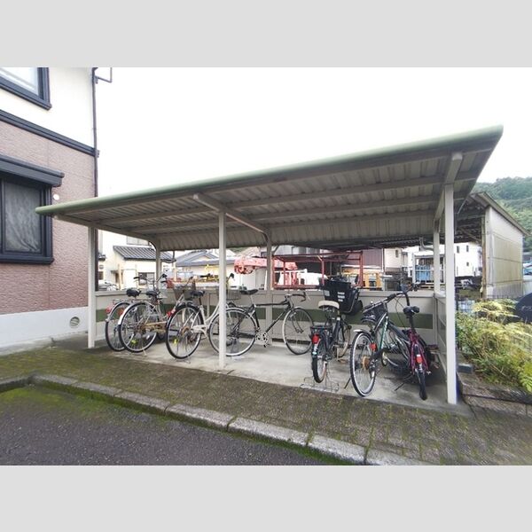 現地周辺 (駐輪場)