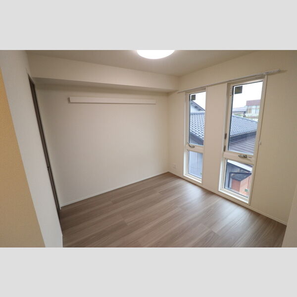 その他 (南側洋室)