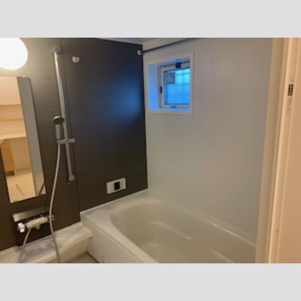 バス (浴室　シャワー掛けが可動式になっています。)