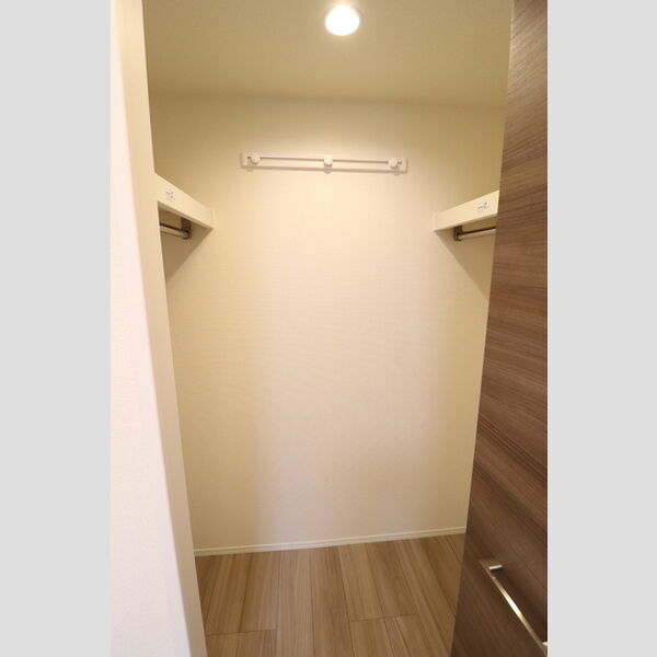 収納 (南側洋室ウォークインクローゼット)