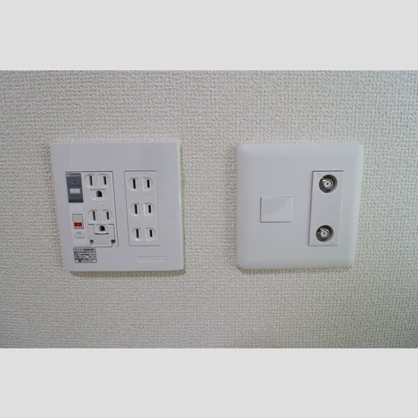 その他設備 (プレトラックコンセント　TVアンテナ)